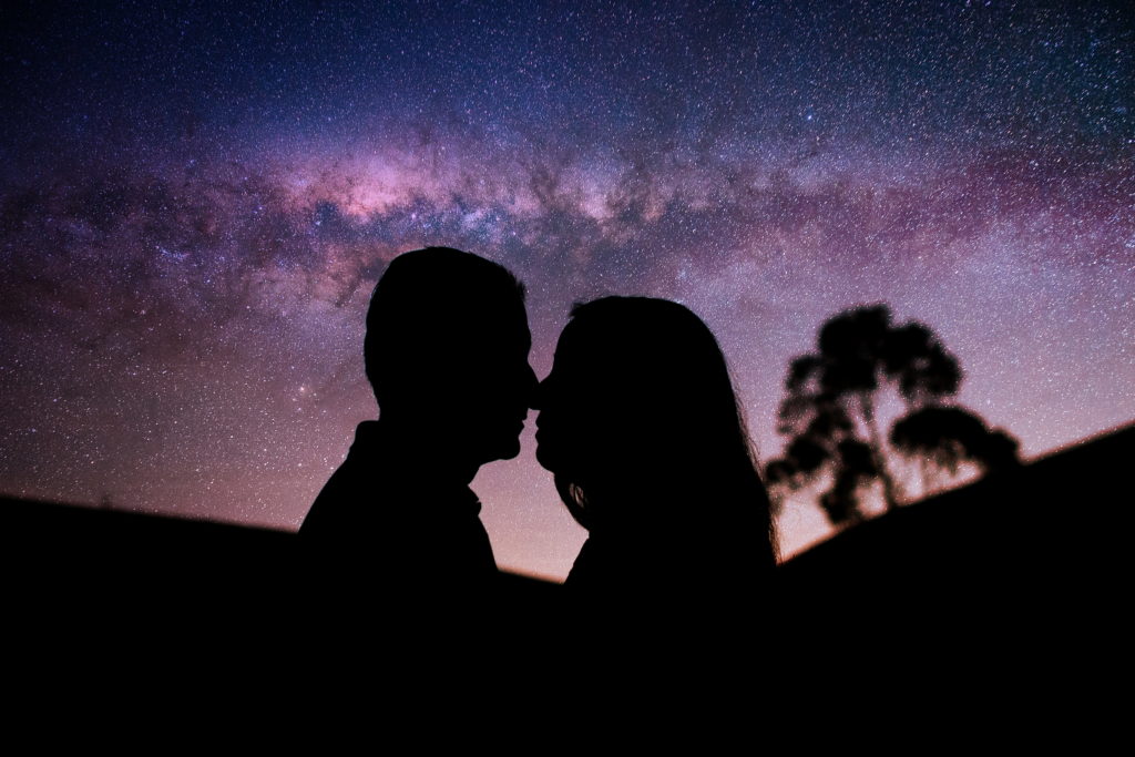 stargazing_romantic_couple